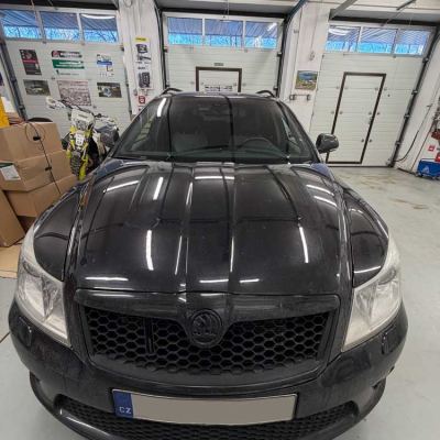 Montáž záznamové kamery MIO 955 W Dual do Škoda Octavia II RS