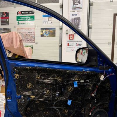 Vytlumeni Dveri Vymena Autoradia Subaru 4