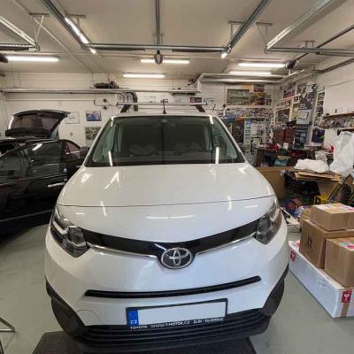 Montáž parkovací kamery + monitor obrazu v zrcátku Toyota Proace City