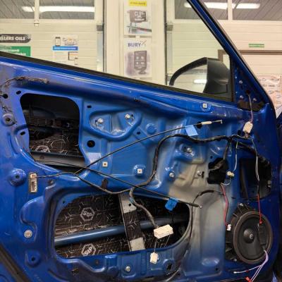 Vytlumeni Dveri Vymena Autoradia Subaru 3