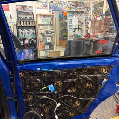 Vytlumeni Dveri Vymena Autoradia Subaru 8